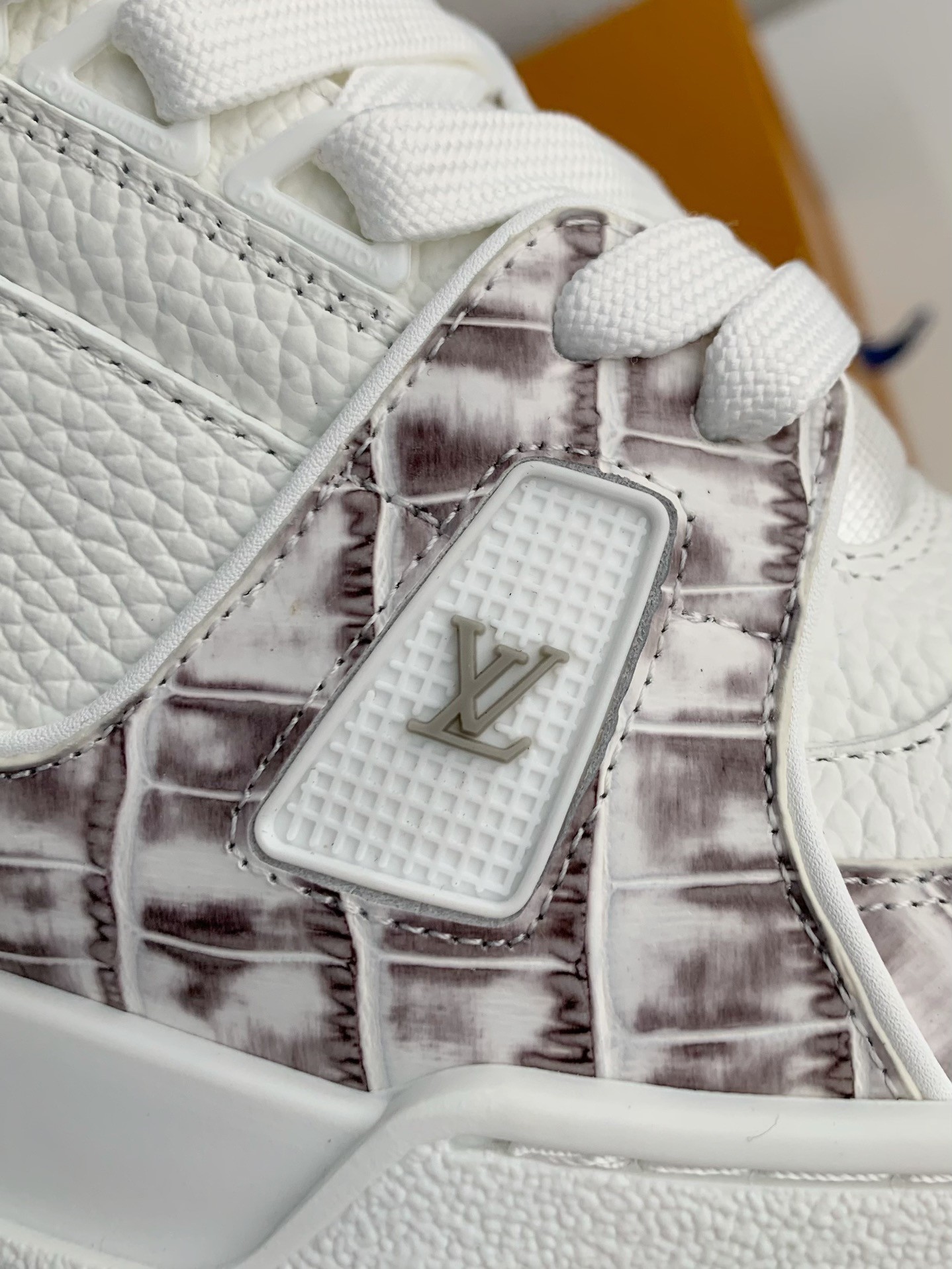 LOUIS VUITTON SNEAKERS