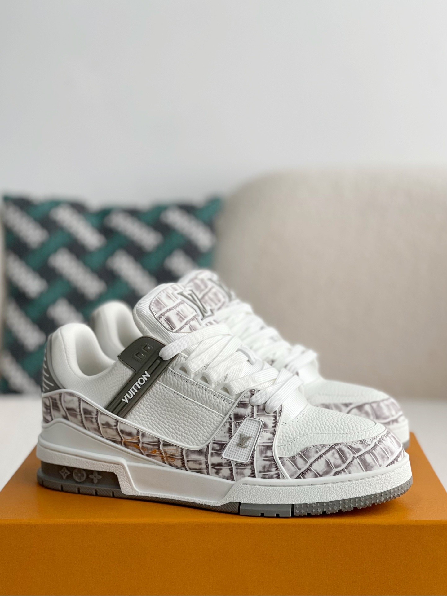 LOUIS VUITTON SNEAKERS