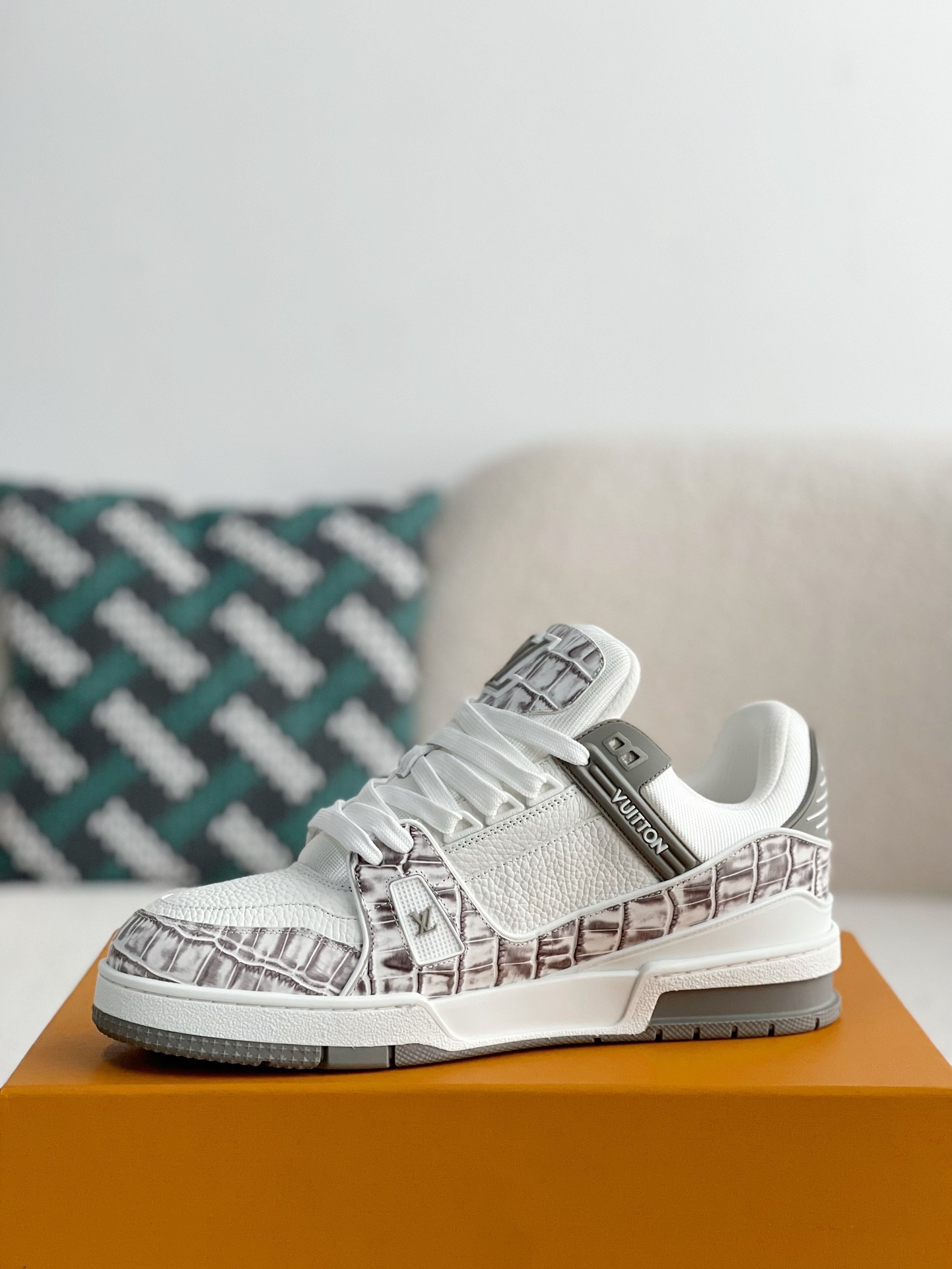 LOUIS VUITTON SNEAKERS