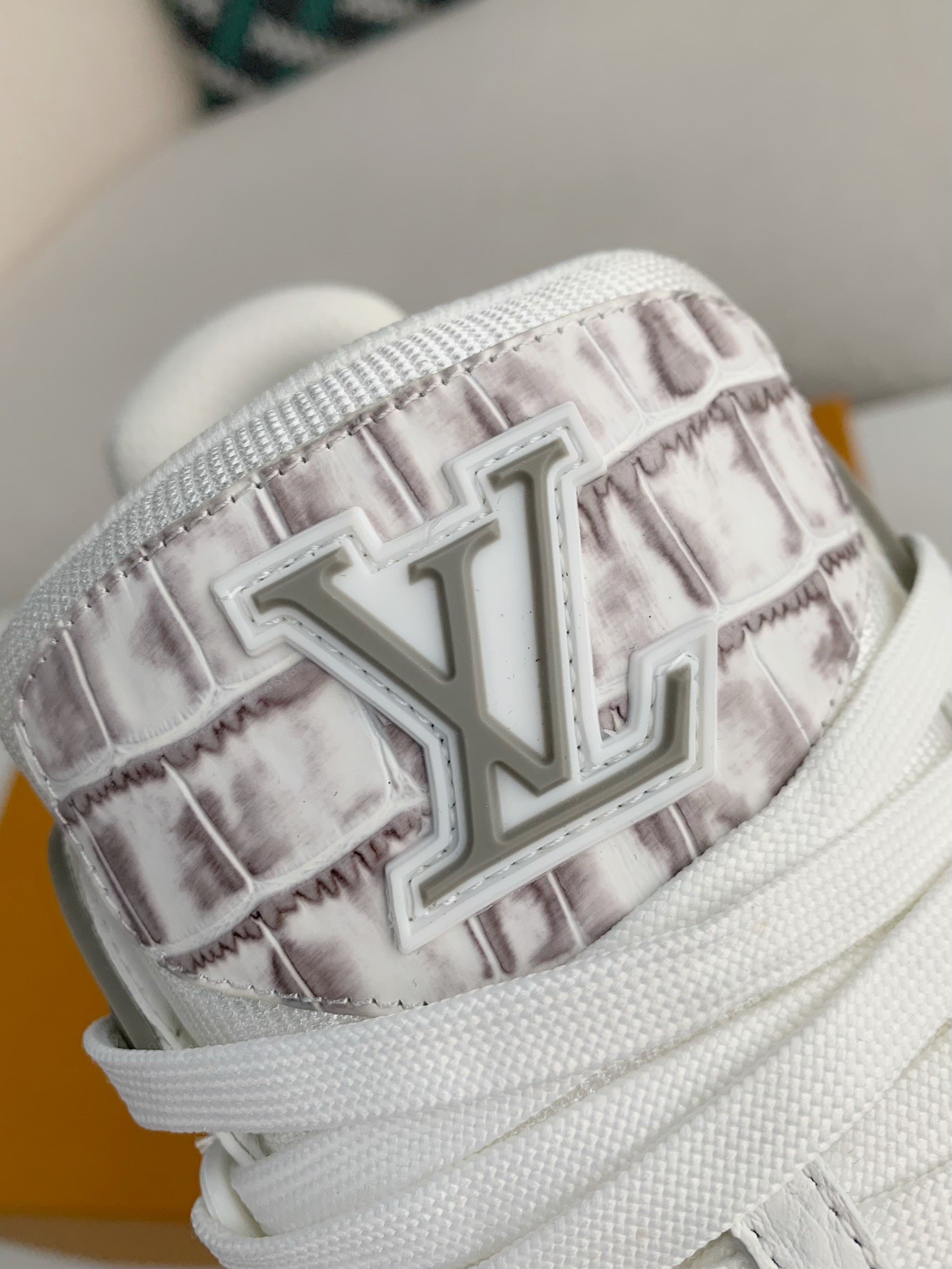 LOUIS VUITTON SNEAKERS