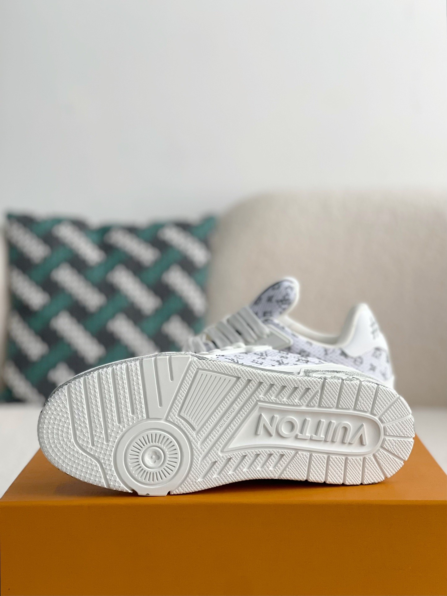 LOUIS VUITTON SNEAKERS