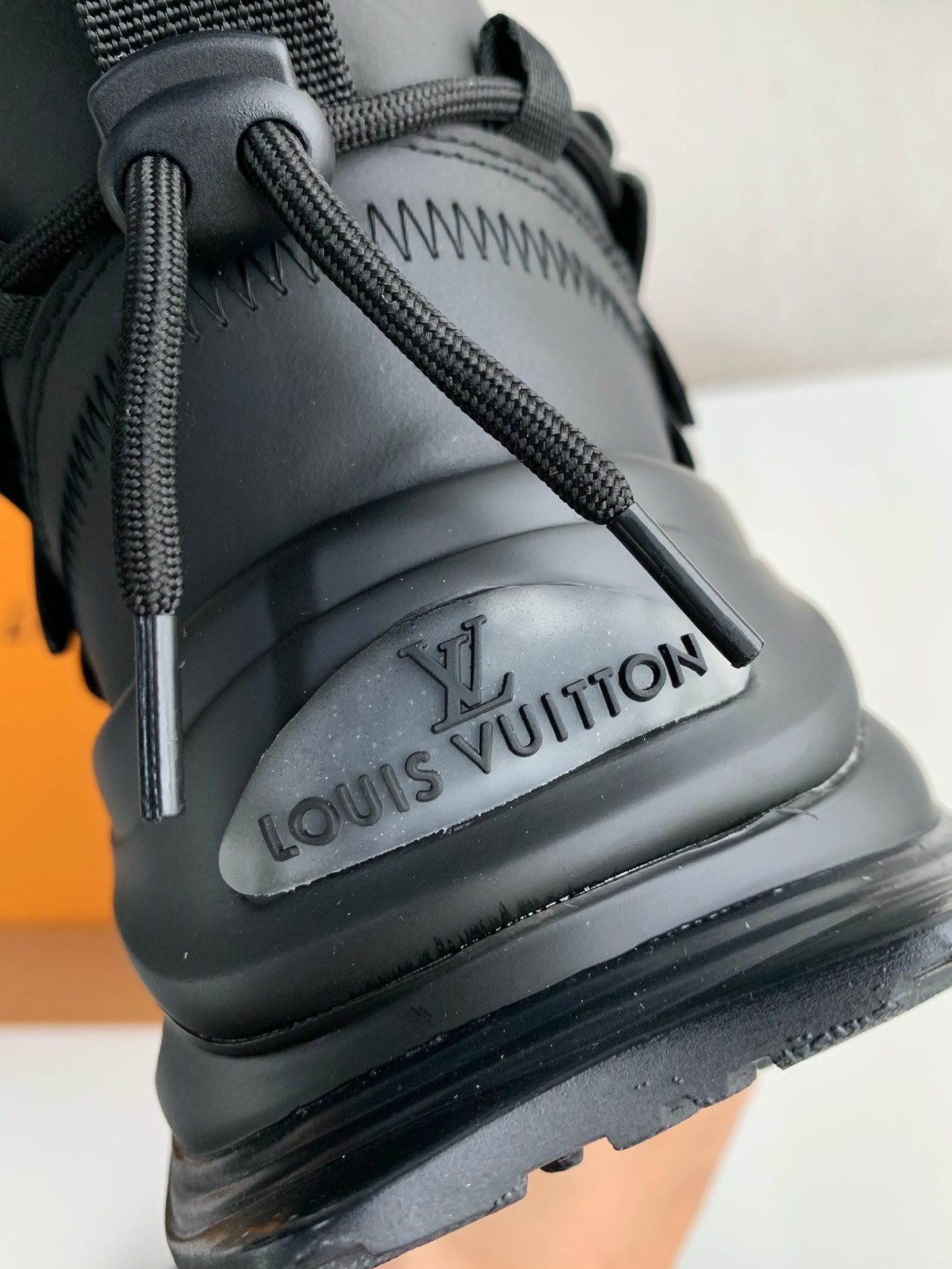 LOUIS VUITTON CASUAL SNEAKERS