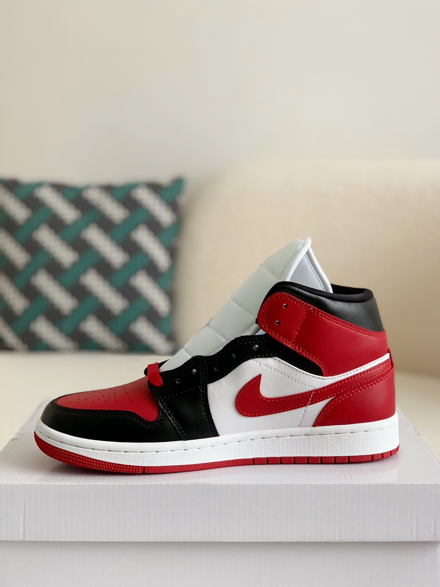 Nike Air Jordan 1 Retro High OG Bred Toe