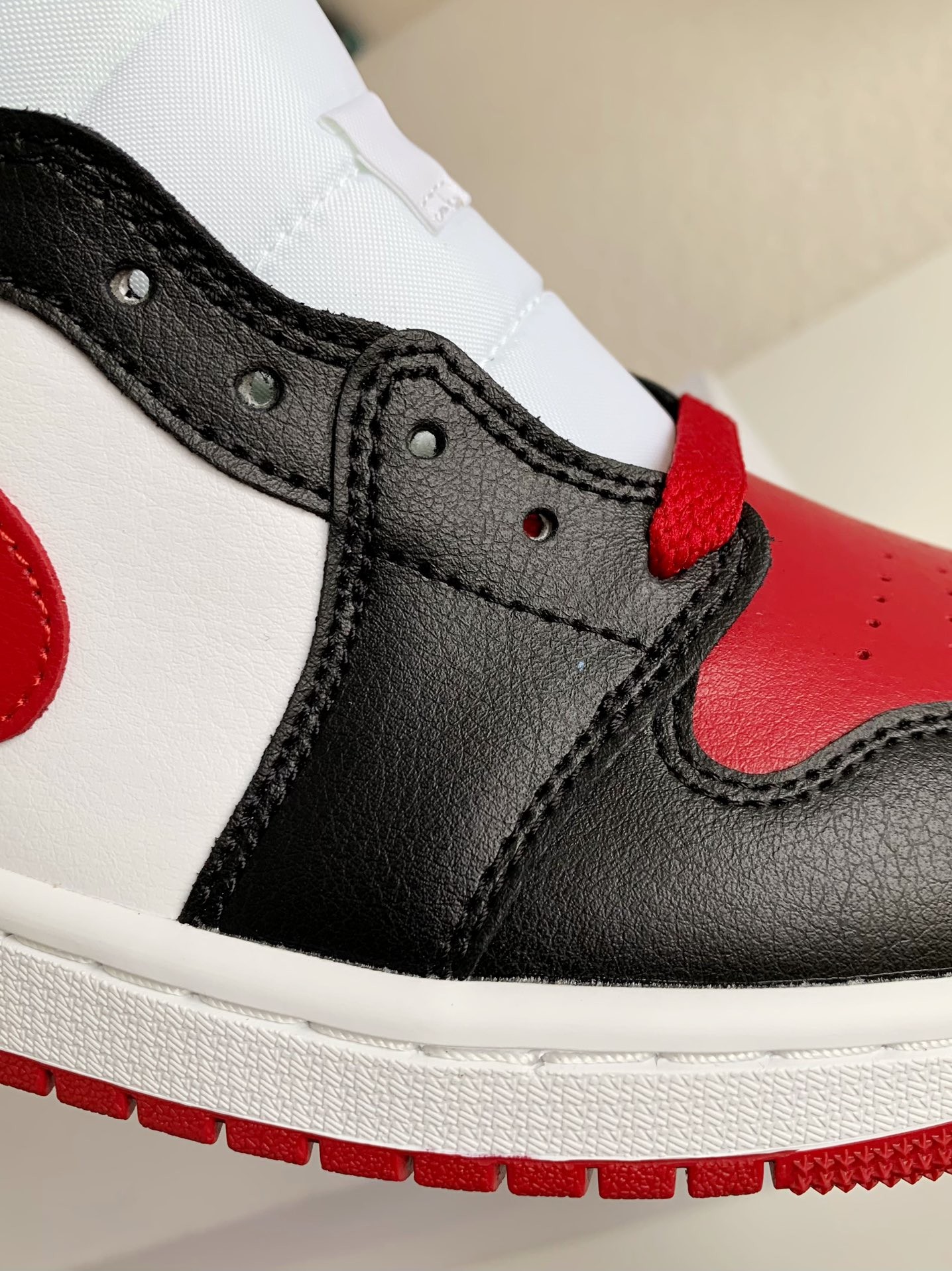 Nike Air Jordan 1 Retro High OG Bred Toe