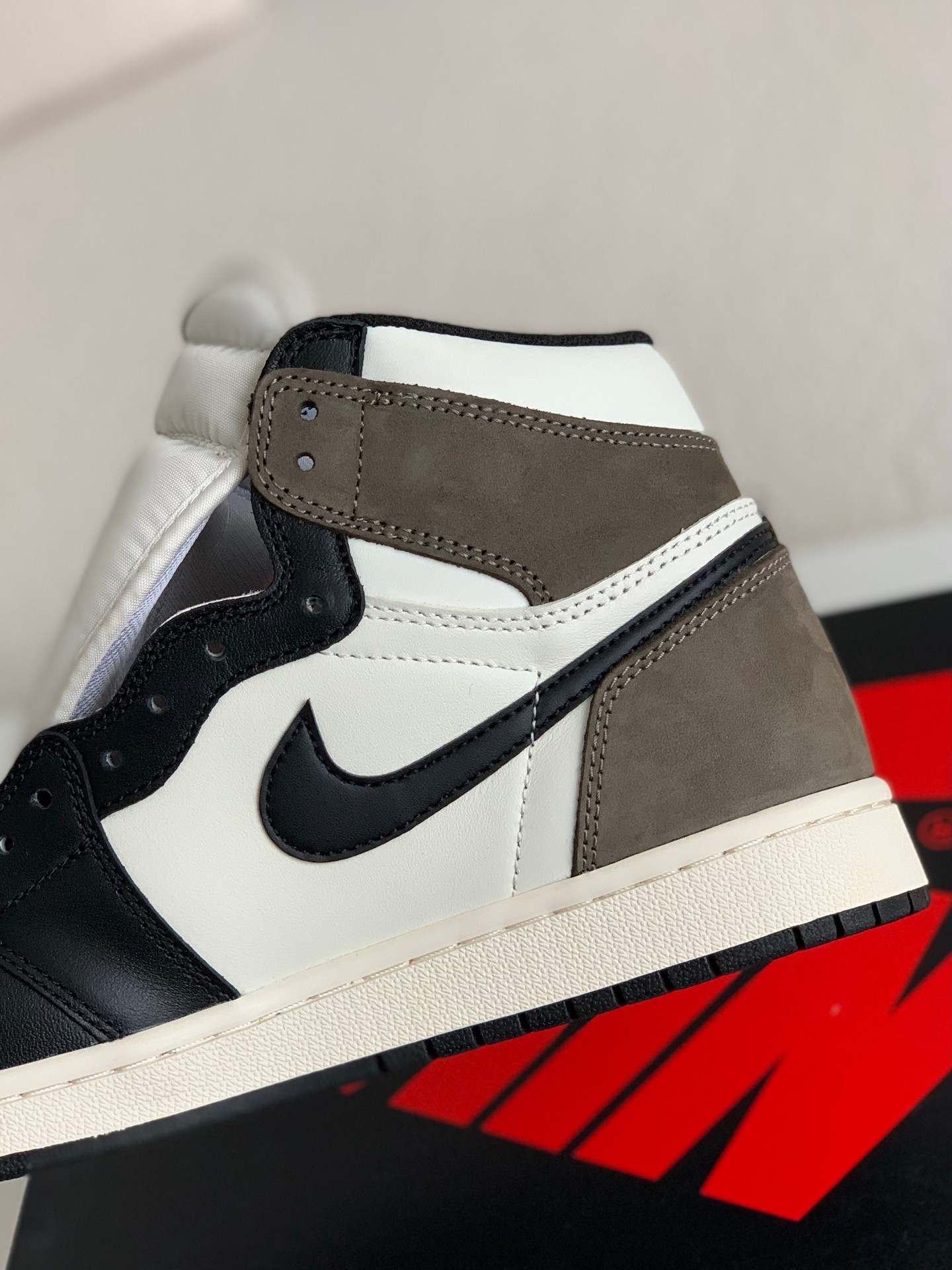 Nike Air Jordan 1 High Retro Og "Dark Mocha