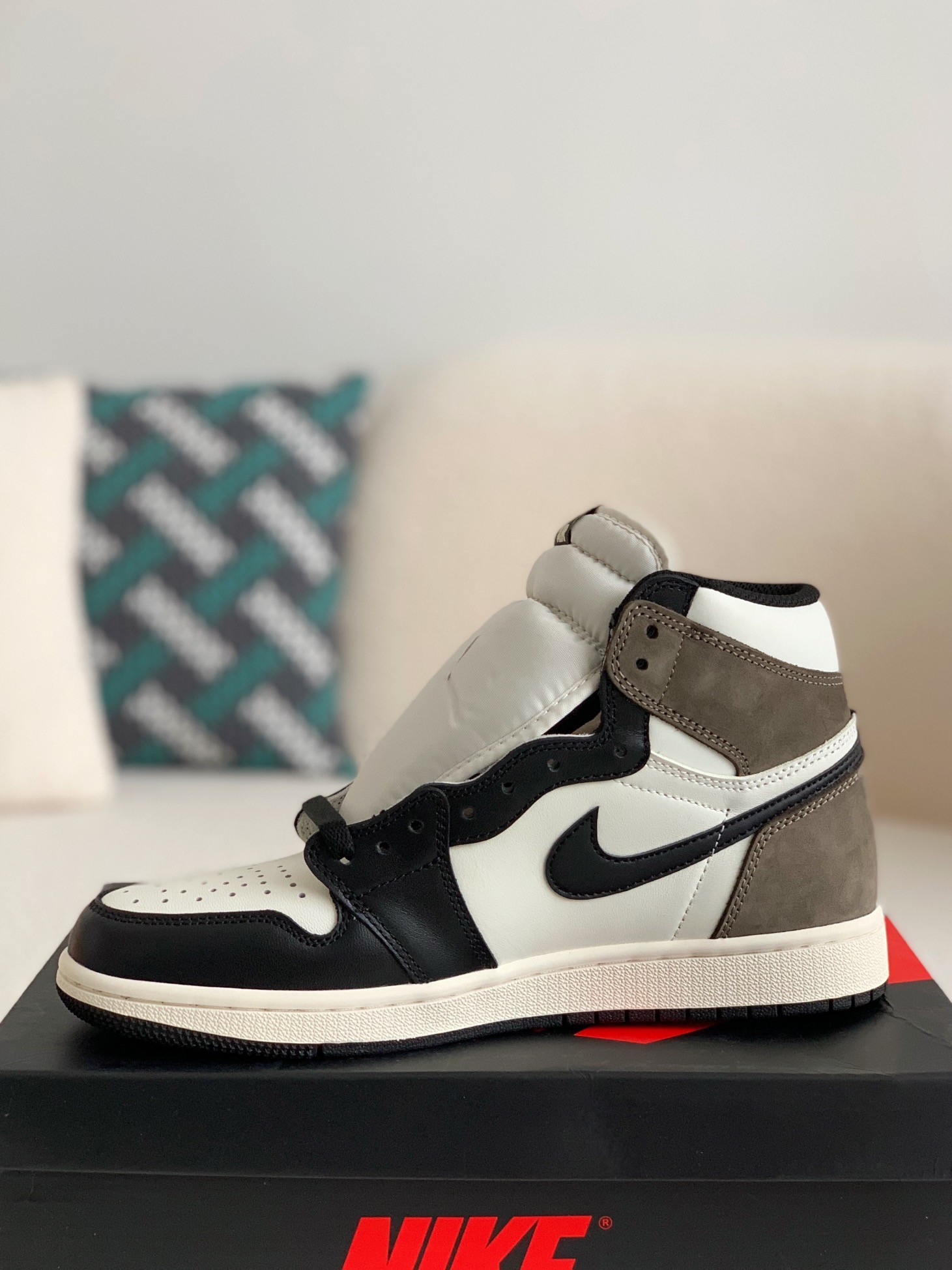 Nike Air Jordan 1 High Retro Og "Dark Mocha