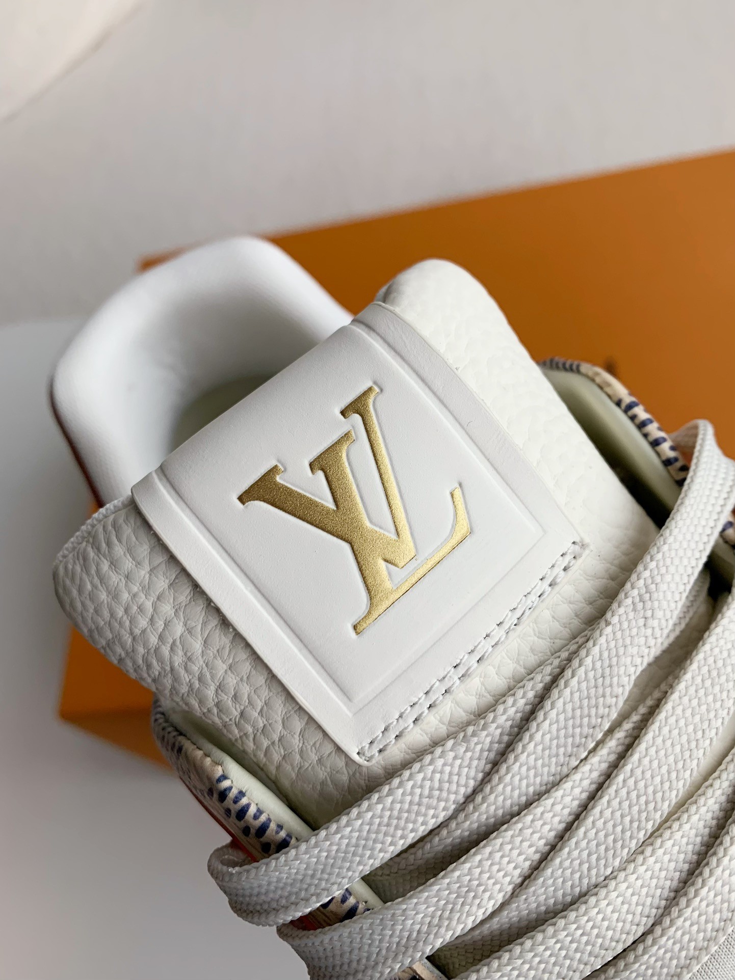 LOUIS VUITTON SNEAKERS