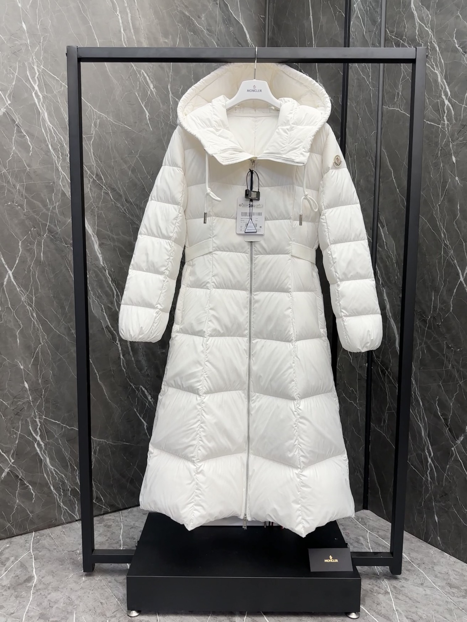 Moncler Long down jacket white