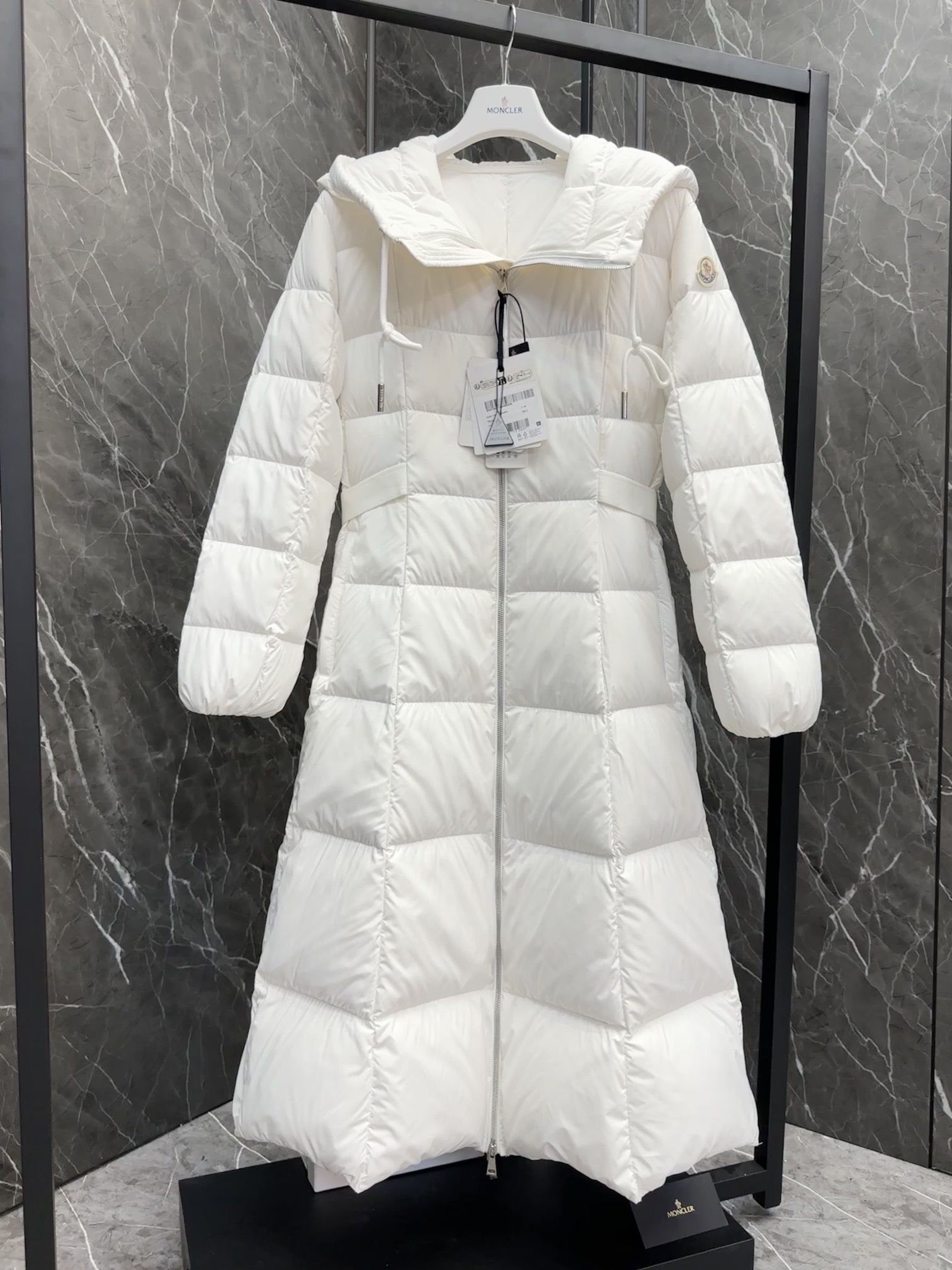 Moncler Long down jacket white