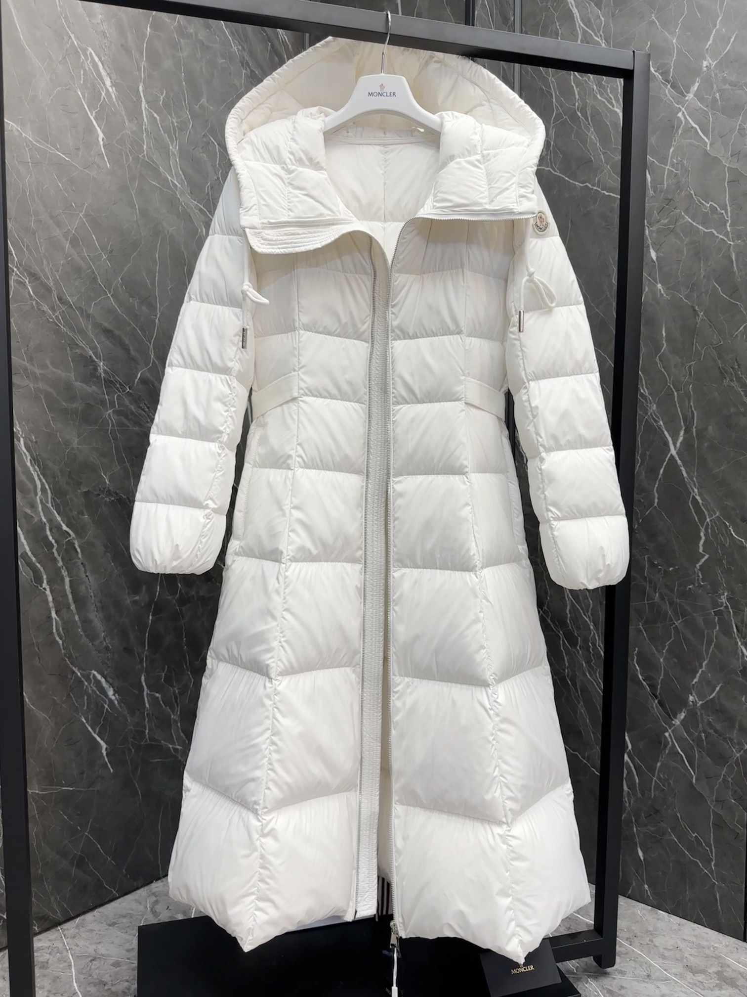 Moncler Long down jacket white